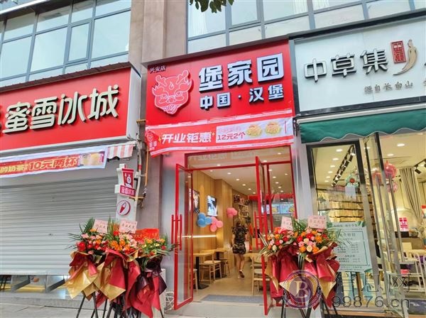 本人个人原因刚装修不久品牌加盟店急需底价整体转让，店铺在小区学校人留集中区年轻人多接手可赢利